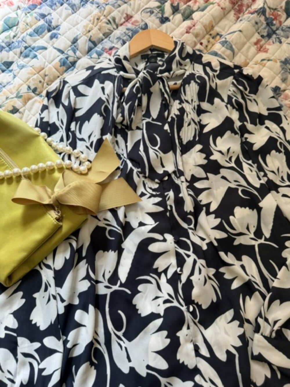 J Crew Navy & White Women's Floral Blouse w/ Bow size 10 Beautiful button detail - Picture 4 of 10